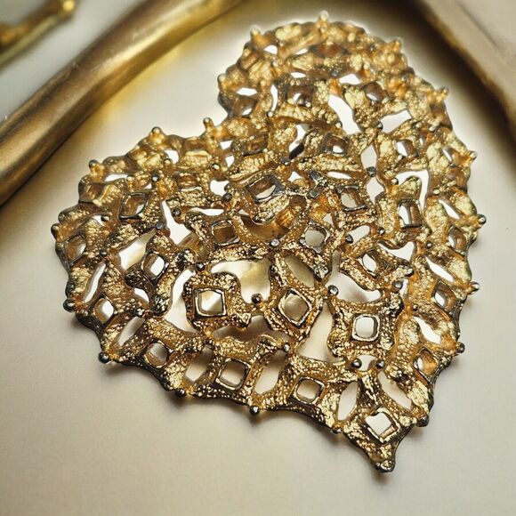 Vtg Gold Tone Heart Brooch Intricate Ornate Pin Unique Love Geometric Textured - Picture 5 of 10